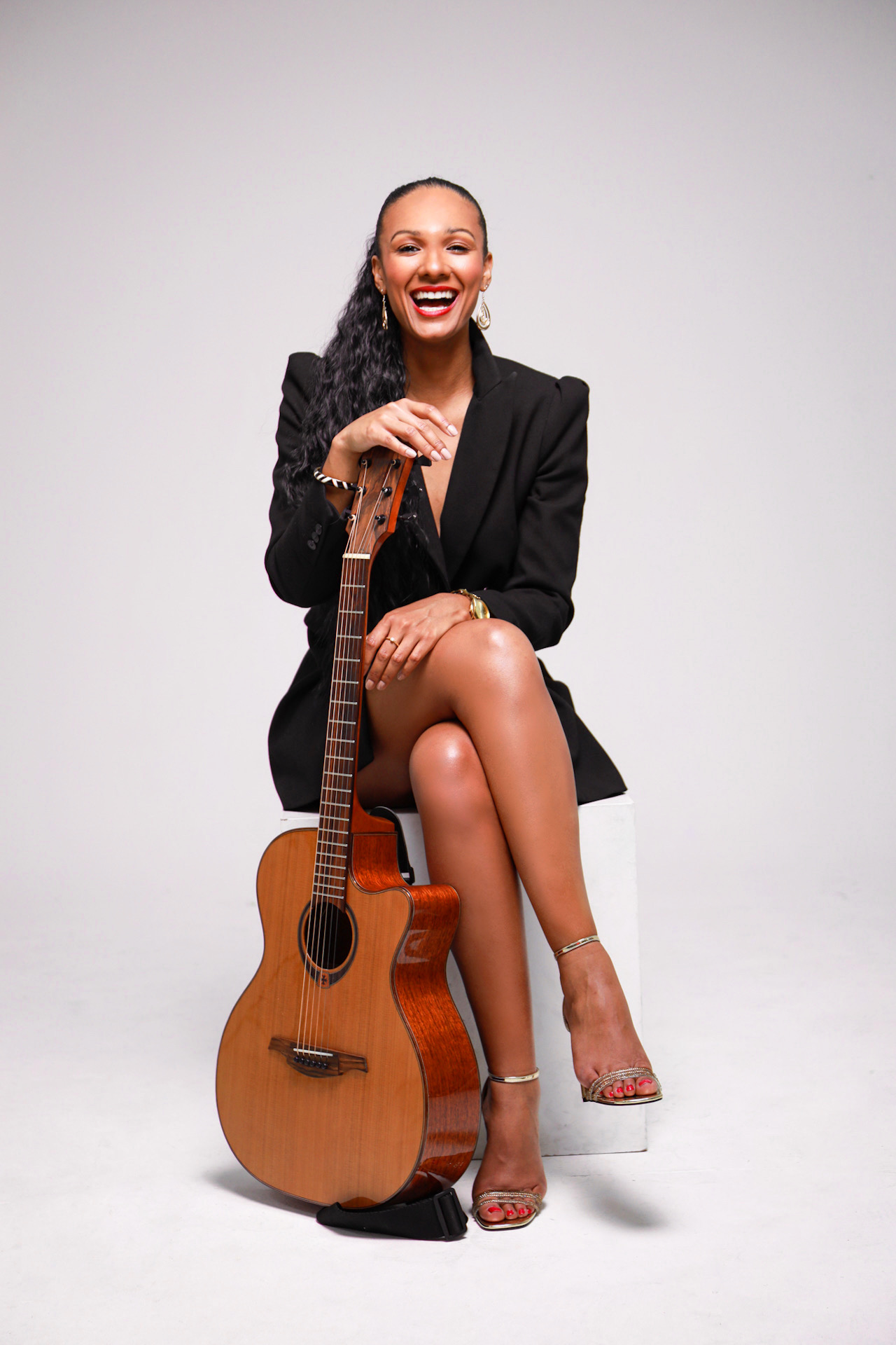 Ivaanyh en concert avec sa guitare